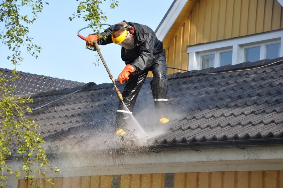 Best Gutter Cleaning Techniques: Manual Cleaning vs. Gutter Vacuum Systems
